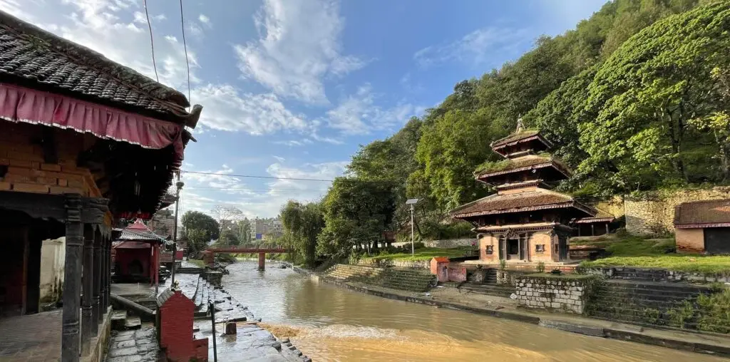 Panauti, en historisk by i Nepal, er berÃƒÂ¸mt for sine velbevarede templer og helligdomme, der stammer fra Malla-dynastiet. Byen er et levende eksempel pÃƒÂ¥ Newari-kulturen og arkitekturen, der præger Kathmandu-dalen. Panauti er hjemsted for Indreshwar-templet, et af de ældste og stÃƒÂ¸rste pagodestil-templer i Nepal, dedikeret til Shiva. Byen er ogsÃƒÂ¥ kendt for sine unikke ritualer og festivaler, som afspejler den rige kulturelle arv. Omkranset af frodige grÃƒÂ¸nne landskaber og krydset af hellige floder, tilbyder Panauti en fascinerende blanding af historie, spiritualitet og naturskÃƒÂ¸nhed.