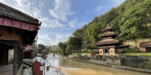 Panauti, en historisk by i Nepal, er berømt for sine velbevarede templer og helligdomme, der stammer fra Malla-dynastiet. Byen er et levende eksempel pÃ¥ Newari-kulturen og arkitekturen, der præger Kathmandu-dalen. Panauti er hjemsted for Indreshwar-templet, et af de ældste og største pagodestil-templer i Nepal, dedikeret til Shiva. Byen er ogsÃ¥ kendt for sine unikke ritualer og festivaler, som afspejler den rige kulturelle arv. Omkranset af frodige grønne landskaber og krydset af hellige floder, tilbyder Panauti en fascinerende blanding af historie, spiritualitet og naturskønhed.